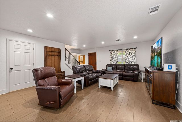 450 SPACEWAY DR, Windcrest, TX 78239