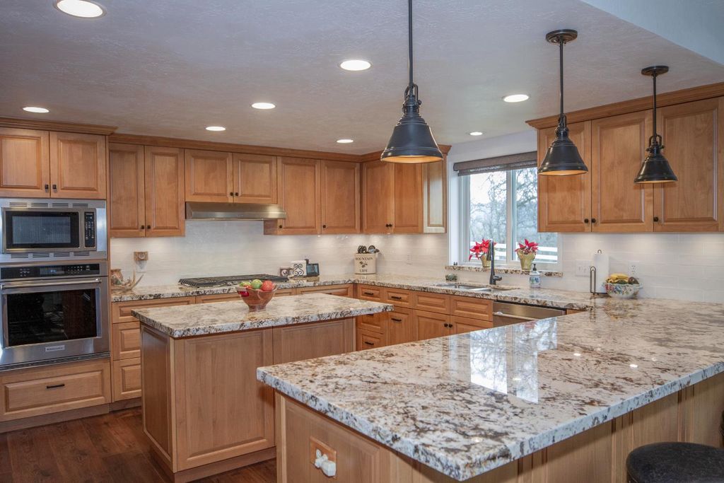 Image 5 of property listing at 31602 Tumbleweed Lane, Yokuts Valley, CA 93675