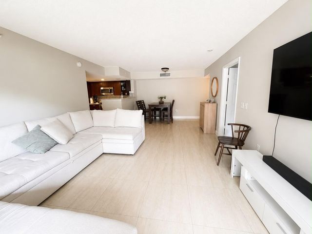 5045 Wiles Road 105, Coconut Creek, FL 33073