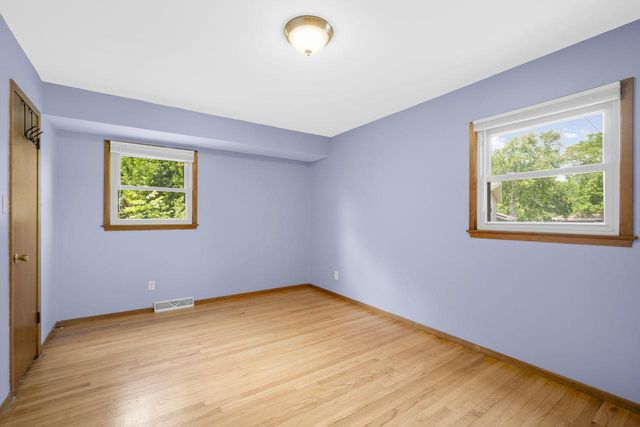 7565 S Lenox AVENUE, Oak Creek, WI 53154