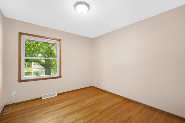 7565 S Lenox AVENUE, Oak Creek, WI 53154
