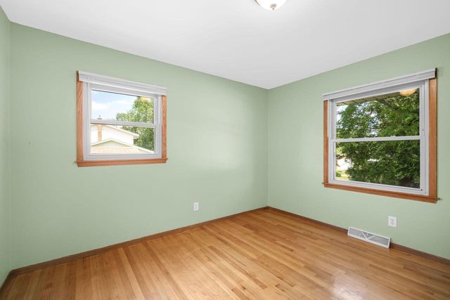 7565 S Lenox AVENUE, Oak Creek, WI 53154