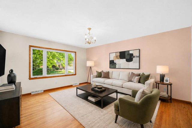 7565 S Lenox AVENUE, Oak Creek, WI 53154