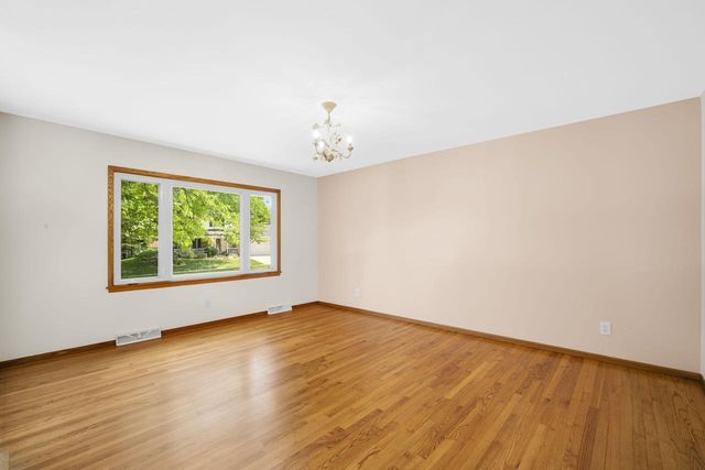 7565 S Lenox AVENUE, Oak Creek, WI 53154
