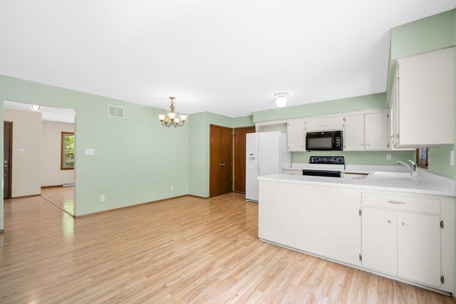 7565 S Lenox AVENUE, Oak Creek, WI 53154
