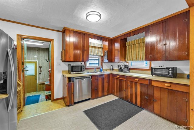5693 Colonial Street, Dearborn Heights, MI 48127