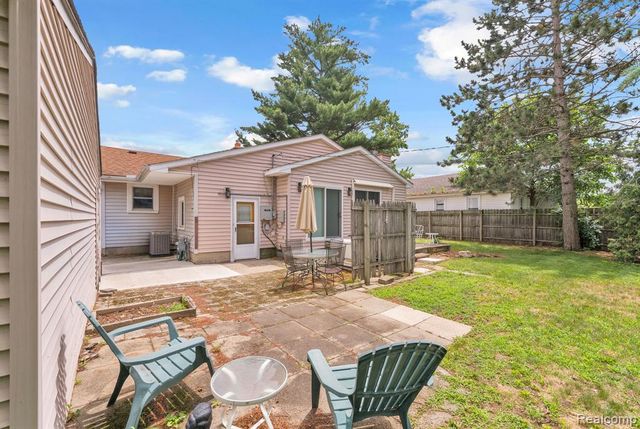 5693 Colonial Street, Dearborn Heights, MI 48127