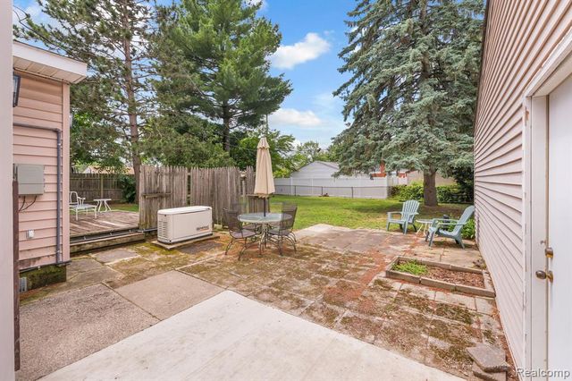 5693 Colonial Street, Dearborn Heights, MI 48127