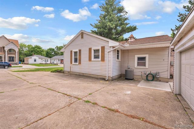 5693 Colonial Street, Dearborn Heights, MI 48127