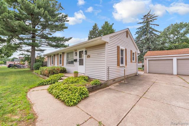 5693 Colonial Street, Dearborn Heights, MI 48127