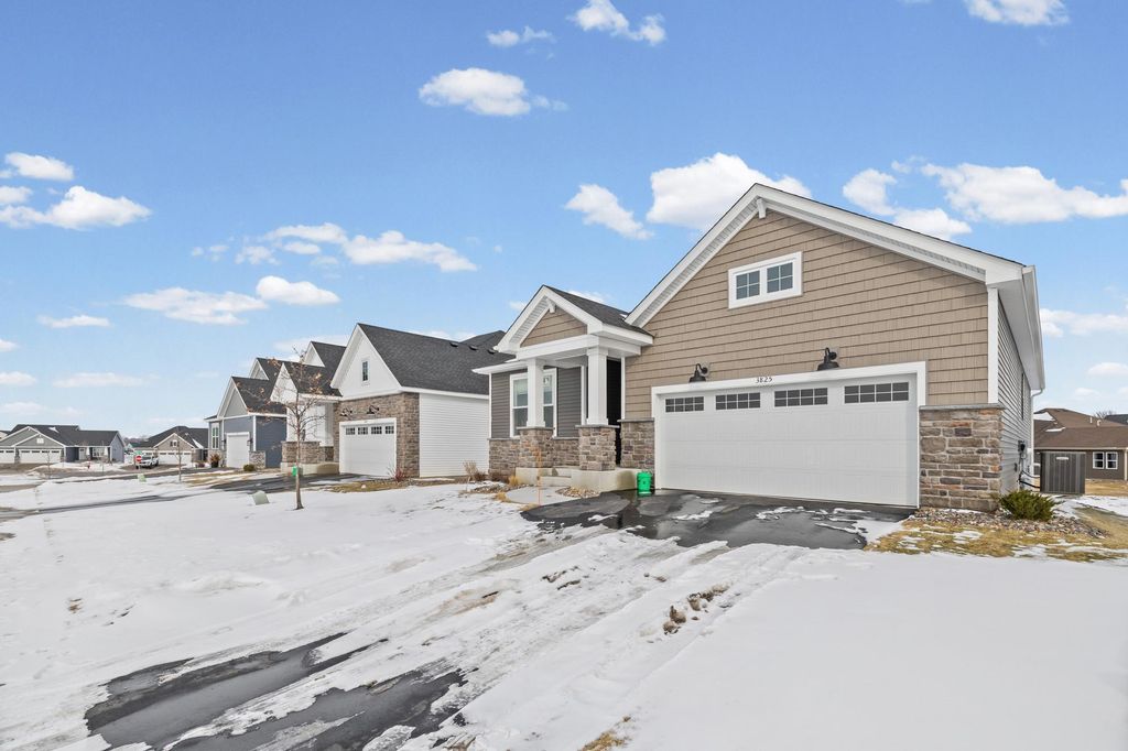 3825 Henna Avenue N, Oakdale, MN 55128