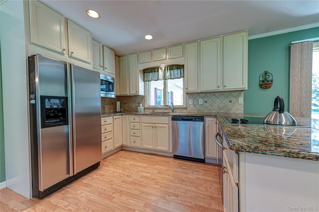 3 High Gate Drive, East Setauket, NY 11733