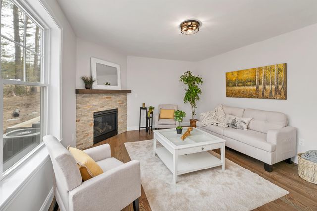 15D Mustang Dr, Litchfield, NH 03052