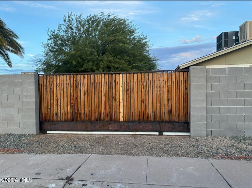 5650 W SUNNYSLOPE Lane, Glendale, AZ 85302 — photo 3