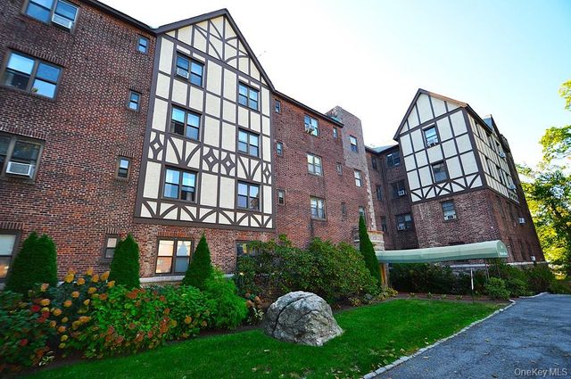 120 Stonelea Place 3M, New Rochelle, NY 10801