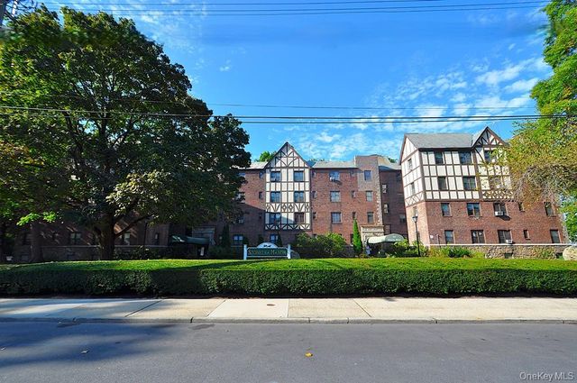 120 Stonelea Place 3M, New Rochelle, NY 10801