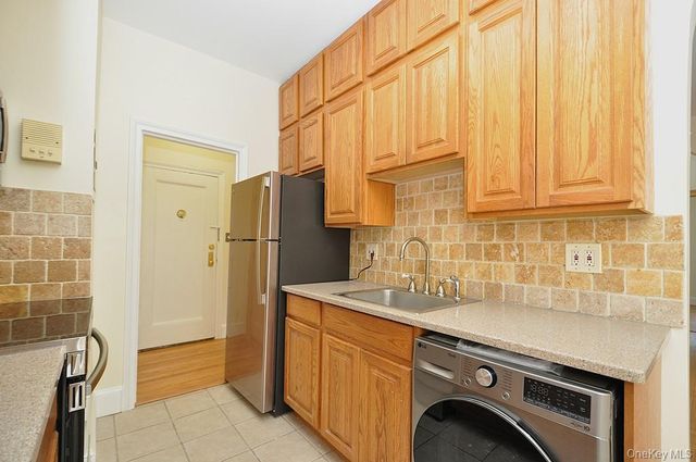 120 Stonelea Place 3M, New Rochelle, NY 10801