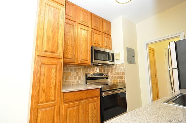 120 Stonelea Place 3M, New Rochelle, NY 10801