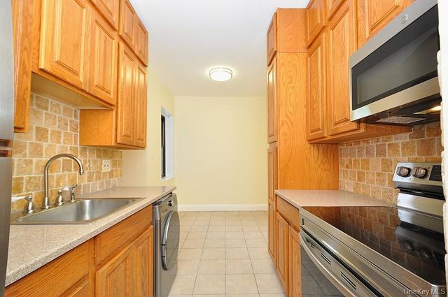 120 Stonelea Place 3M, New Rochelle, NY 10801