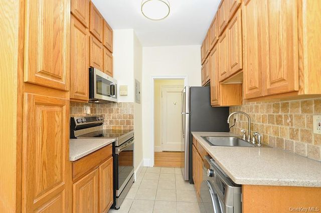 120 Stonelea Place 3M, New Rochelle, NY 10801