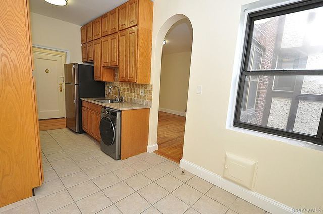 120 Stonelea Place 3M, New Rochelle, NY 10801
