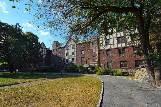 120 Stonelea Place 3M, New Rochelle, NY 10801