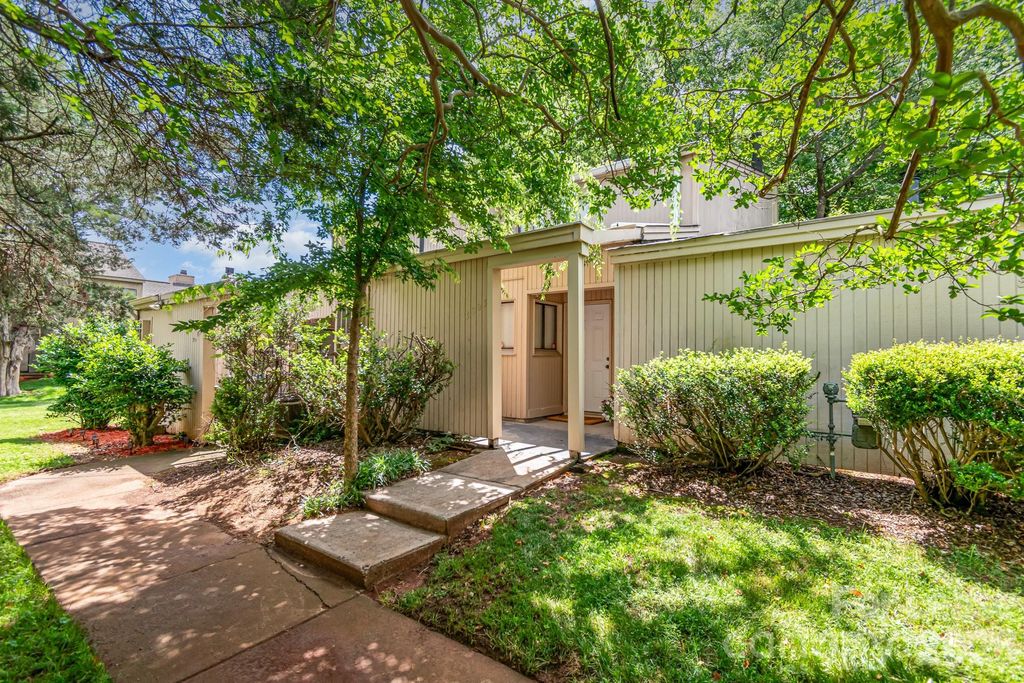 8005 Horse Chestnut Lane, Charlotte, NC 28277