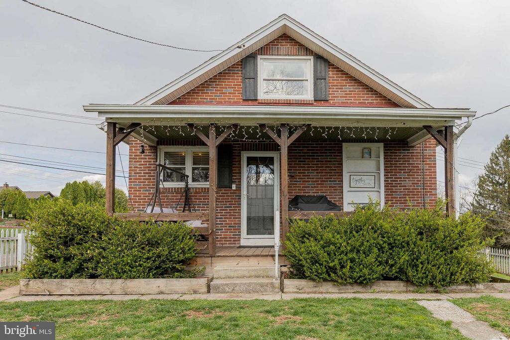 235 N KING ST, Denver, PA 17517