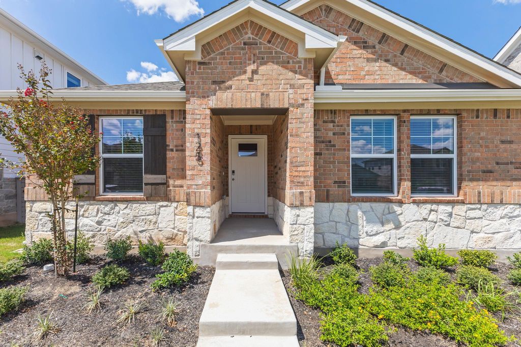 125 Zinnia LN, Hutto, TX 78634