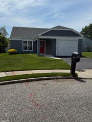 379 Larchmont Court, Ridge, NY 11961