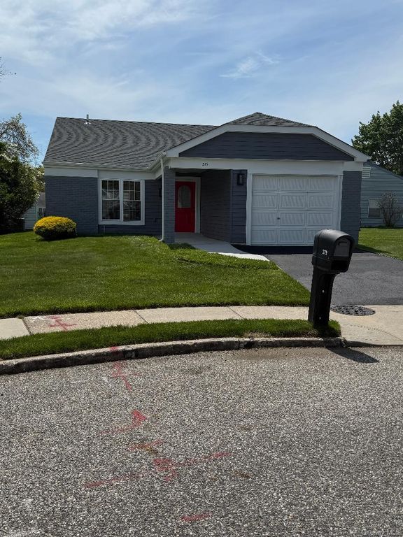 379 Larchmont Court, Ridge, NY 11961