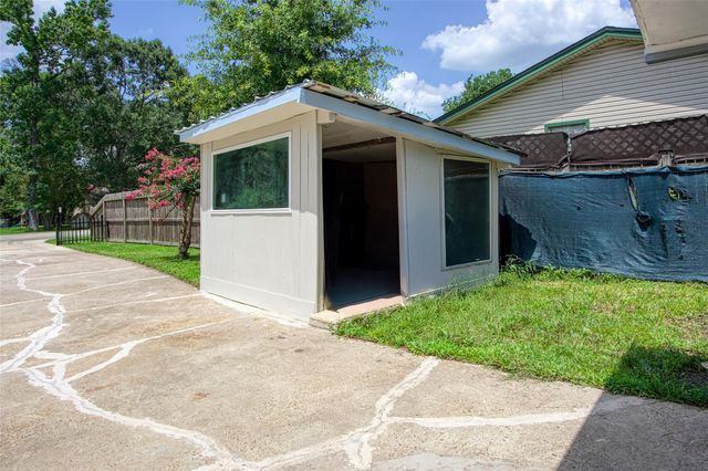 118 Waterwood Drive, Huffman, TX 77336