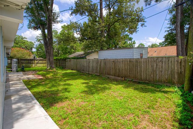 118 Waterwood Drive, Huffman, TX 77336