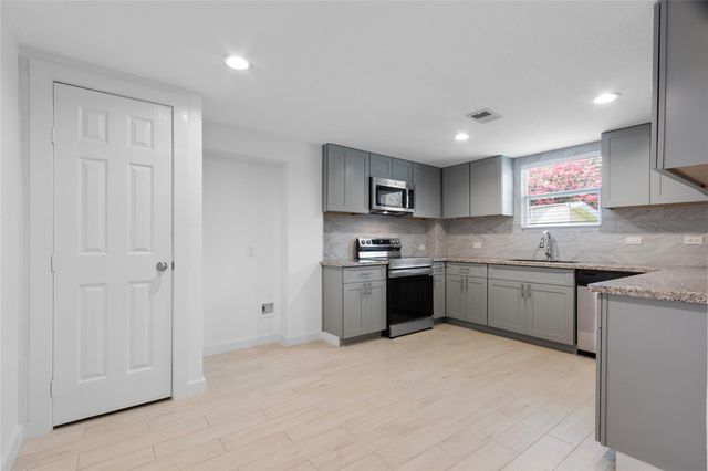 118 Waterwood Drive, Huffman, TX 77336