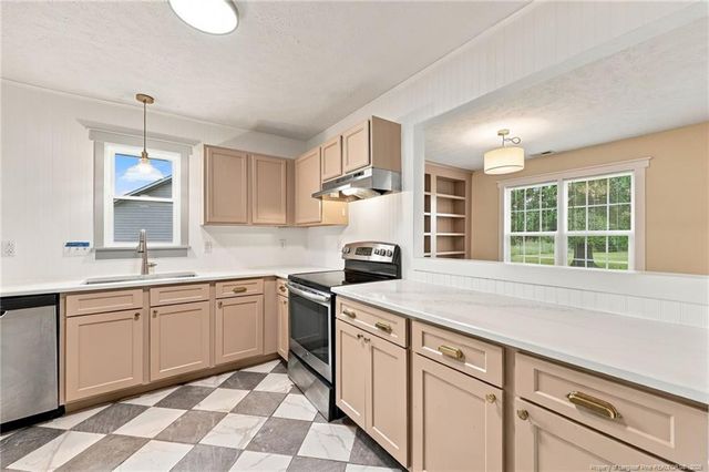 146 Cavalier Drive, Raeford, NC 28376