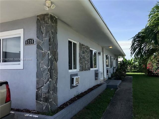 6220 Dawson St, Hollywood, FL 33023