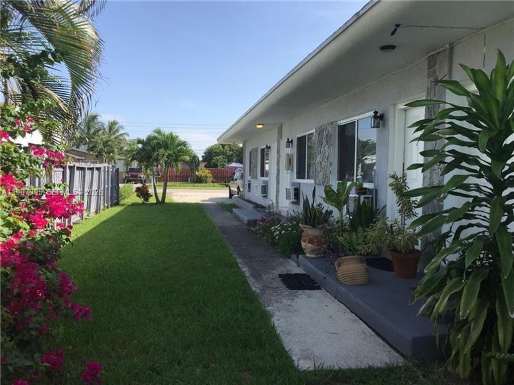 6220 Dawson St, Hollywood, FL 33023