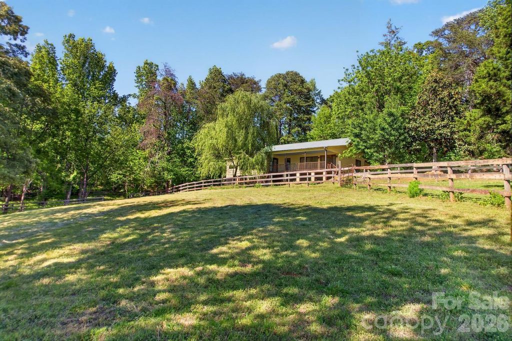 3205 Collinsville Road, Columbus, NC 28722