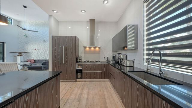 1899 VAMO WAY, Sarasota, FL 34231