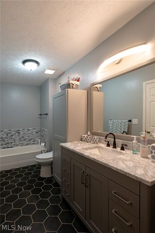 16368 N Laguardia, Strongsville, OH 44136
