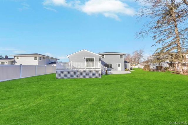 7 Suzanne Lane, Bethpage, NY 11714