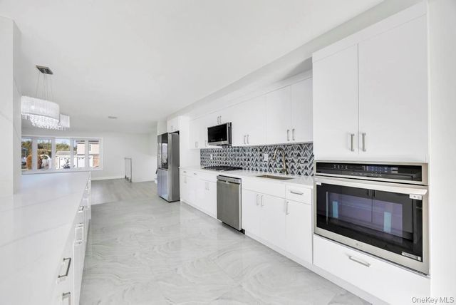 7 Suzanne Lane, Bethpage, NY 11714