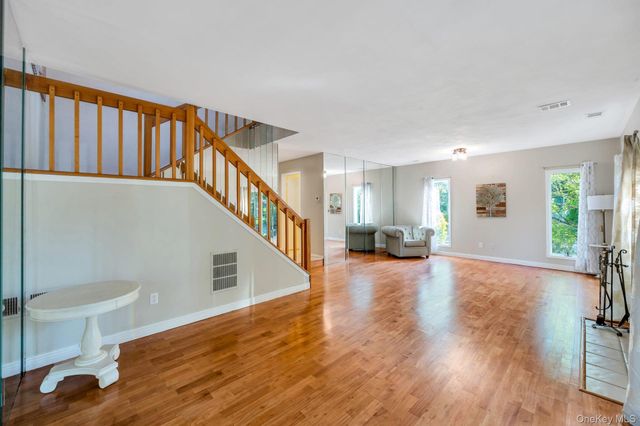 83 Kristin Lane, Hauppauge, NY 11788