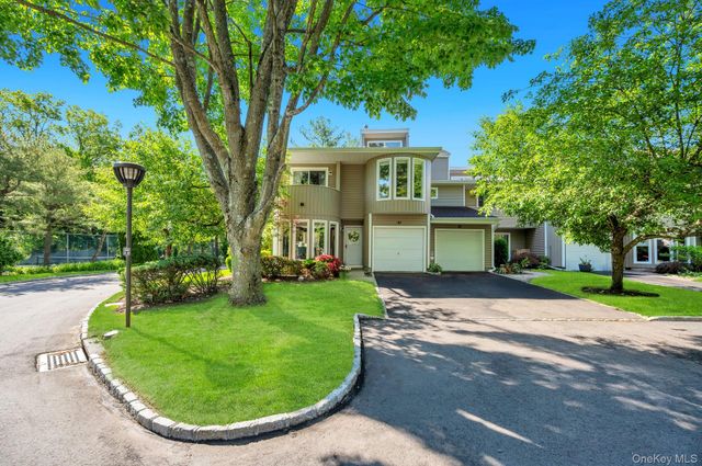 83 Kristin Lane, Hauppauge, NY 11788
