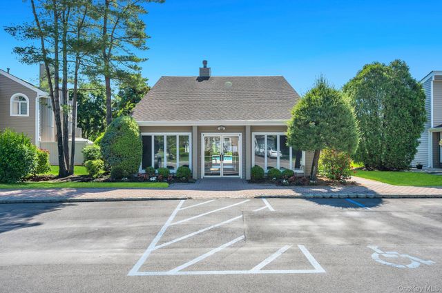83 Kristin Lane, Hauppauge, NY 11788
