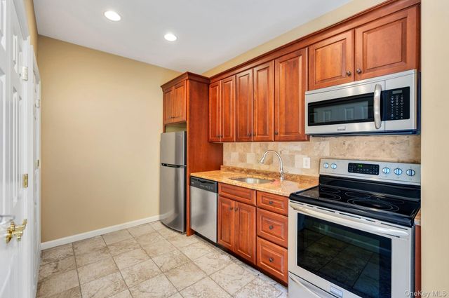 83 Kristin Lane, Hauppauge, NY 11788