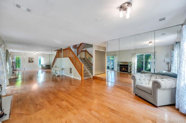 83 Kristin Lane, Hauppauge, NY 11788