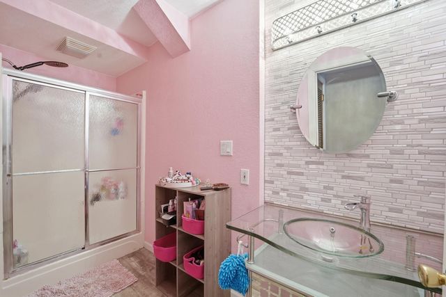 826 Home Park Blvd, Waterloo, IA 50701