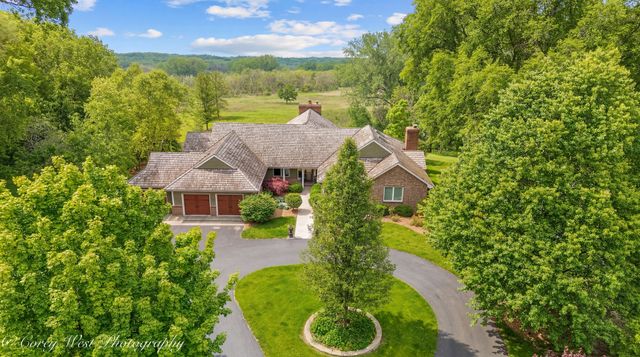 39W944 Deer Run Drive, St. Charles, IL 60175