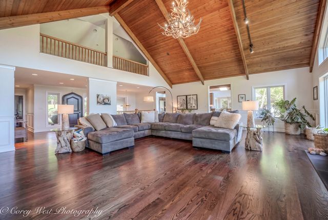 39W944 Deer Run Drive, St. Charles, IL 60175
